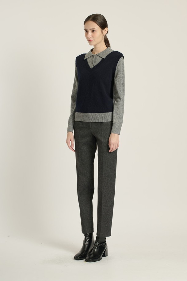 세련된 무드의 여성 레이어드 카라 풀오버입니다. 부드러운 촉감의 모, 나일론, 아크릴, 레이온, 라군 혼방 소재로 제작되어 가을, 겨울, 봄 시즌에 따뜻하게 착용할 수 있습니다. 베이직핏과 트렌디한 핏을 모두 갖춘 디자인으로, 캐주얼, 클래식, 미니멀 스타일 연출에 용이하며 출근룩, 데이트룩, 모임룩 등 다양한 TPO에 활용 가능합니다. MULTI M GRAY, LIGHT BEIGE 두 가지 색상 옵션으로 만나보세요. 
