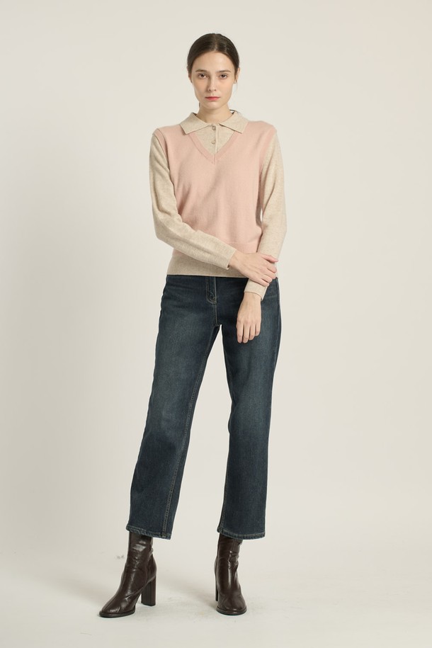 [25WT] 레이어드 카라 풀오버 - 라이트 베이지 B5DAK41271는 여성용 니트/스웨터 상의입니다. 라이트 베이지를 포함한 다양한 컬러 옵션으로 제공되며, 캐주얼 및 일상 스타일을 위한 완벽한 아이템입니다. 봄, 가을, 겨울 계절에 착용 가능하며, 레귤러 핏과 긴소매 디자인으로 편안한 착용감을 선사합니다. 울, 모, 나일론 등 고급 소재 혼방으로 제작되어 부드러운 촉감을 자랑하며, 레이어드, 리브 디테일, 배색 디자인으로 세련된 포인트를 더했습니다. 브이넥 또는 카라넥으로 연출할 수 있으며, 캐주얼, 베이직, 클래식, 세련된, 고급스러운 스타일을 모두 아우르는 팔색조 매력을 지닌 풀오버입니다.
