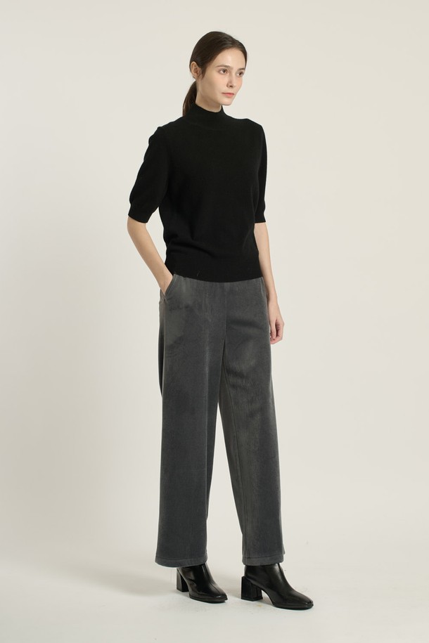 [25WT] 프린세스라인 하프슬리브 풀오버 - BLACK B5DAK31199는 여성스러운 실루엣을 연출하는 하프 슬리브 풀오버입니다. 블랙과 레드의 두 가지 색상으로 출시되었으며, 모 소재로 제작되어 부드러운 촉감을 선사합니다. 하프넥 디자인에 레귤러핏으로 제작되어 편안하면서도 세련된 스타일을 연출합니다. 봄, 가을, 겨울 모두 착용 가능하며, 출근룩과 모임룩 모두에 활용할 수 있는 클래식하고 미니멀한 디자인입니다. 5부 소매 기장으로 간절기에도 적합하며, 무지 패턴으로 다양한 하의와 매치하기 용이합니다.
