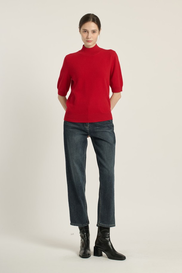 [25WT] 프린세스라인 하프슬리브 풀오버 - RED B5DAK31124는 여성스러운 실루엣을 연출하는 하프 슬리브(반소매) 풀오버입니다. 부드러운 모 소재로 제작되어 봄, 가을, 겨울 시즌에 착용하기 좋으며, 일상, 데일리룩은 물론 출근룩, 모임룩까지 소화 가능한 활용도 높은 아이템입니다. 레귤러 핏에 하프넥 디자인으로 우아하고 세련된 분위기를 더하며, 솔리드(무지) 패턴으로 미니멀하고 클래식한 스타일을 완성합니다. 다양한 하의와 매치하여 캐주얼하면서도 세련된 스타일을 연출해보세요.
