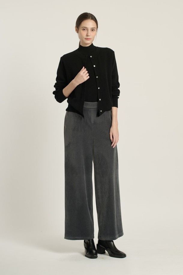 [25WT] 프린세스라인 가디건 - BLACK B5DAK21199는 여성스러운 실루엣을 연출하는 블랙 컬러의 가디건입니다. 부드러운 모(울) 소재로 제작되어 포근한 착용감을 선사하며, 라운드넥과 긴 소매 디자인으로 단정함을 더합니다. 슬림핏으로 떨어지는 프린세스라인과 싱글 버튼 디테일이 우아하고 세련된 분위기를 자아냅니다. 오피스룩과 모임룩은 물론, 일상에서도 폭넓게 활용할 수 있는 베이직 아이템입니다. 봄, 가을, 겨울, 간절기 모두 착용 가능합니다.
