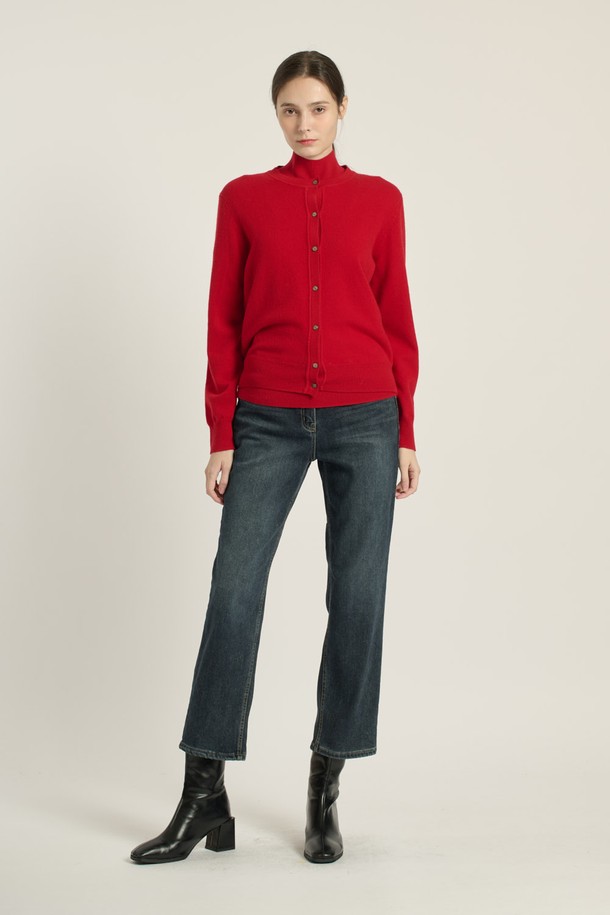 [25WT] 프린세스라인 가디건 - RED B5DAK21124는 여성 의류로, 부드러운 모 소재로 제작되어 봄, 가을, 겨울 모두 착용 가능한 제품입니다. 클래식하고 우아한 무드를 연출하며, 레귤러핏과 라운드넥 디자인으로 편안한 착용감을 제공합니다. 레드 컬러의 무지 패턴에 긴 소매 기장, 프린세스 라인과 리브 디테일, 그리고 나무 단추가 더해져 페미닌한 스타일을 완성합니다. 데이트룩, 모임룩, 출근룩 등 다양한 TPO에 활용 가능하며, 미니멀하고 클래식한 스타일을 선호하는 고객에게 적합합니다.
