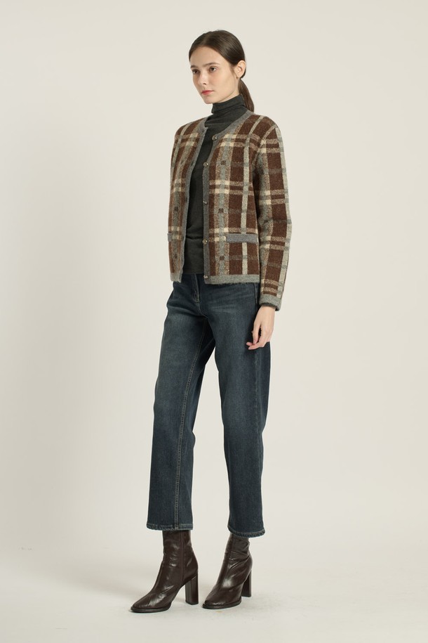 [25WT] 헤어리 체크 가디건 - BROWN B5DAK12174는 여성 의류로, 가을과 겨울에 어울리는 클래식하고 캐주얼한 스타일의 가디건입니다. 부드러운 촉감의 헤어리 소재에 체크 패턴이 돋보이며, 라운드넥과 싱글 버튼 여밈으로 디자인되었습니다. 브라운 컬러의 레귤러핏 가디건으로, 일상 및 비즈니스 캐주얼, 모임룩에 활용하기 좋습니다. 아크릴, 나일론, 모, 알파카, 폴리우레탄 혼방 소재로 제작되었으며, 긴 소매 기장을 갖추었습니다.
