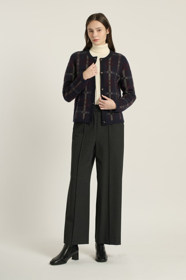 [25WT] 헤어리 체크 가디건 - NAVY(네이비) B5DAK12155는 여성스러운 분위기를 자아내는 가디건입니다. 부드러운 촉감의 아크릴, 나일론, 울, 폴리우레탄 혼방 소재로 제작되어 가을과 겨울에 따뜻하게 착용할 수 있습니다. 네이비와 브라운 컬러의 체크 패턴이 클래식하고 모던한 스타일을 연출하며, 레귤러 핏과 긴소매, 라운드넥 디자인으로 편안한 착용감을 선사합니다. 싱글 버튼과 금장 버튼, 포켓, 배색 디테일로 포인트를 더해 비즈니스 캐주얼, 모임룩, 데이트룩 등 다양한 TPO에 활용 가능합니다.

