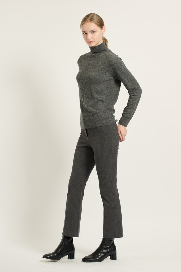 세련된 무드의 여성 터틀넥 풀오버입니다. [25WT] 멀티 M 그레이 B5DAK48197는 가을, 겨울 시즌에 어울리는 아이템으로, 모던, 캐주얼, 베이직, 클래식 스타일을 모두 아우릅니다. 레귤러핏에 긴소매, 무지 또는 보카시 패턴으로 디자인되어 있으며, 부드러운 촉감이 특징입니다. 나일론, 모, 레이온, 캐시미어 등 고급 소재를 사용하여 포근함과 편안함을 선사하며, 출근룩이나 데일리 룩으로 활용하기 좋습니다. 그레이, 블랙, 베이지 3가지 컬러로 출시되었습니다.
