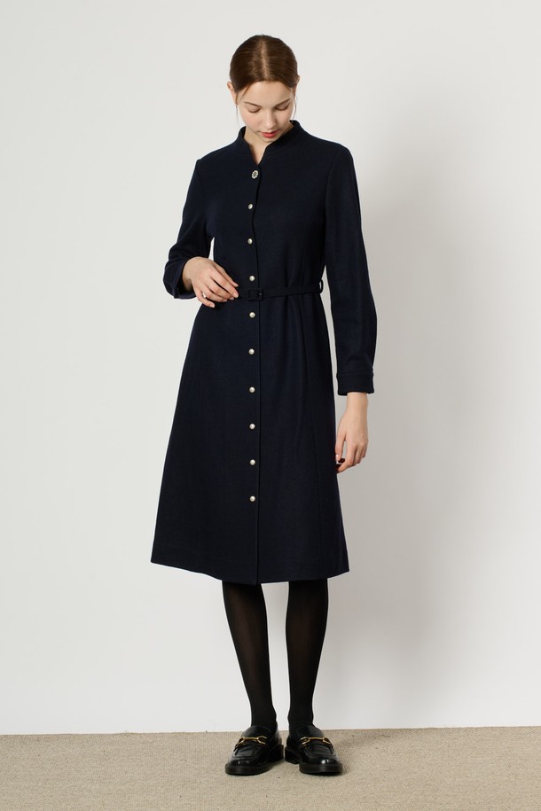 [25WT] 장식 단추 울 원피스 - DARK NAVY B5DAO63056는 여성 고객을 위한 우아하고 세련된 울 원피스입니다. 다크 네이비 컬러의 슬림핏 A라인 원피스로, 차이나칼라 또는 라운드넥 디자인을 선택할 수 있으며, 긴 소매와 두꺼운 두께감으로 겨울철 따뜻함을 선사합니다. 부드러운 촉감의 울 소재와 모 소재 혼방으로 제작되었으며, 안감은 폴리에스터를 사용했습니다. 단추와 벨트 디테일이 돋보이며, 싱글 버튼 여밈 방식으로 클래식하고 모던한 스타일을 연출합니다. 오피스룩, 모임룩, 데이트룩 등 다양한 TPO에 활용 가능하며, 미니멀한 스타일을 선호하는 분들께 추천합니다.
