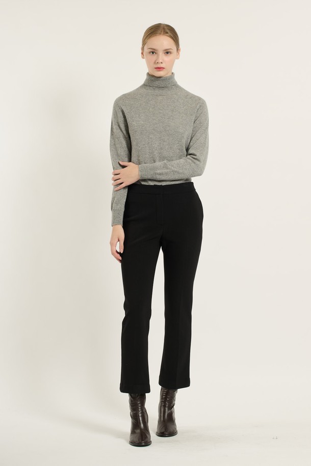 [25WT] 부츠컷 팬츠 - BLACK B5DAP32099는 여성용 부츠컷 바지로, 가을과 겨울에 어울리는 세련되고 모던한 스타일을 연출합니다. 블랙과 브라운 두 가지 색상으로 제공되며, 일상, 출근, 캐주얼 등 다양한 상황에 활용 가능합니다. 폴리에스터, 폴리우레탄, 레이온, 나일론 혼방 소재로 제작되어 부드러운 촉감과 매끄러운 착용감을 선사하며, 슬림핏 부츠컷 디자인으로 날씬한 실루엣을 강조합니다. 지퍼와 버튼 여밈, 우수한 내구성과 신축성(복원력)을 갖춰 출근룩, 오피스룩, 모임룩 등 TPO에 맞춰 클래식, 미니멀, 시크한 스타일을 완성할 수 있습니다.
