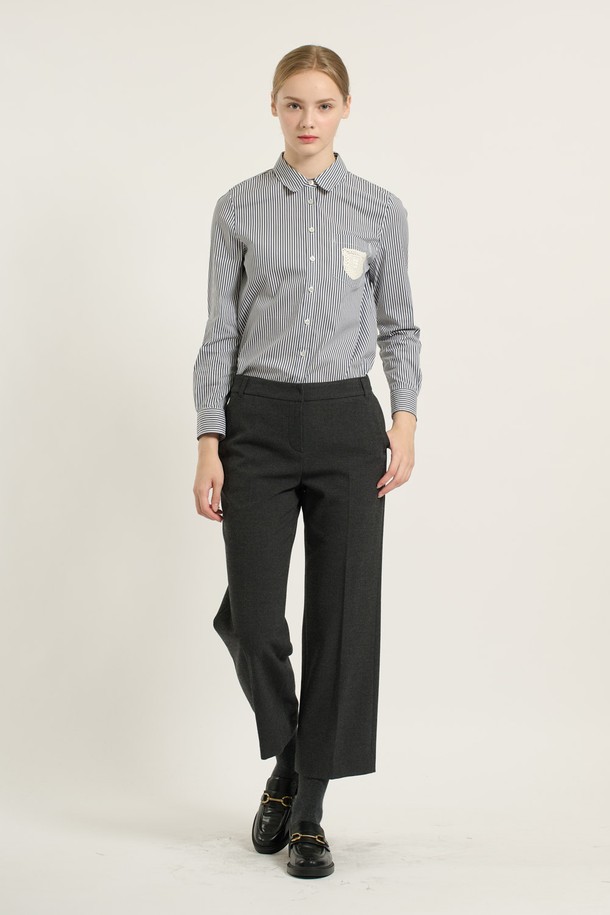 [25WT] 체크 속기모 와이드 팬츠 - DARK GRAY (다크 그레이) B5DAP32517는 여성용 와이드 팬츠입니다. 다크 그레이 및 다크 베이지 색상으로 출시되었으며, 가을, 겨울 시즌에 어울리는 두꺼운 두께감의 기모 안감을 사용했습니다. 일상 및 캐주얼 룩에 적합하며, 출근룩과 모임룩에도 활용할 수 있습니다. 폴리에스테르, 레이온, 폴리우레탄 혼방 소재로 제작되어 부드러운 촉감을 제공하며, 체크 패턴이 클래식, 캐주얼, 미니멀한 스타일을 연출합니다. 
