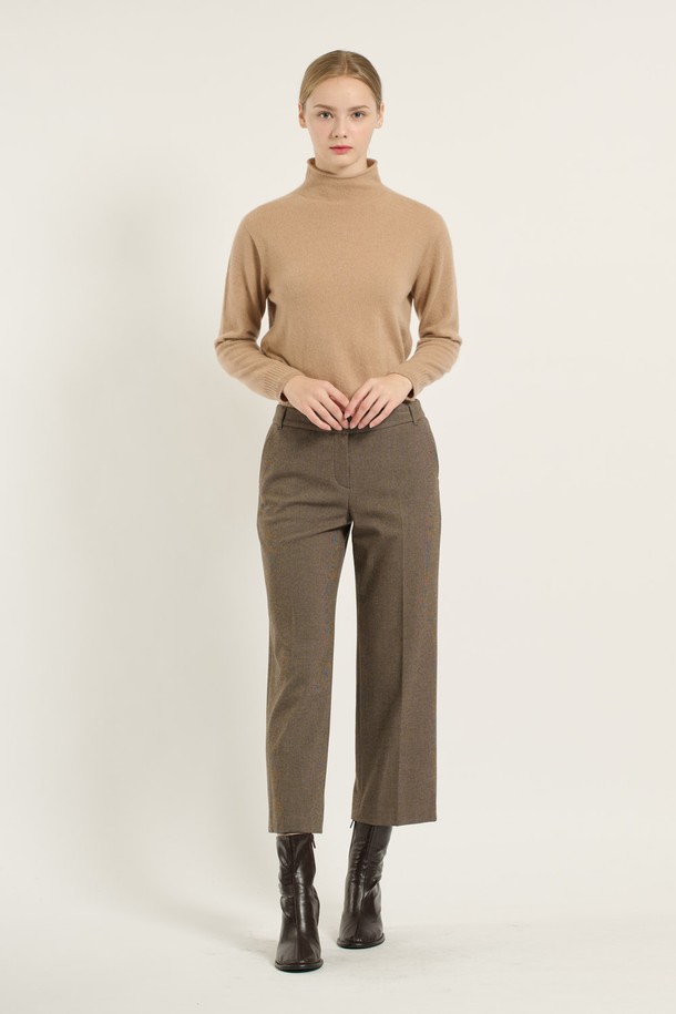 세련된 무드의 여성 [25WT] 체크 속기모 와이드 팬츠 - DARK BEIGE (다크 베이지) B5DAP32573입니다. 9부 기장의 와이드핏으로 편안하면서도 스타일리시하게 연출할 수 있습니다. 부드러운 촉감의 폴리에스터, 레이온, 폴리우레탄 혼방 소재로 제작되어 겨울철에도 따뜻하게 착용 가능합니다. 기모 안감과 밴딩 허리, 사이드 포켓, 더블 스티치 디테일이 실용성을 더하며, 오피스룩과 출근룩에 시크하고 모던한 매력을 더합니다. 다크 베이지와 다크 그레이 두 가지 컬러로 만나보세요.
