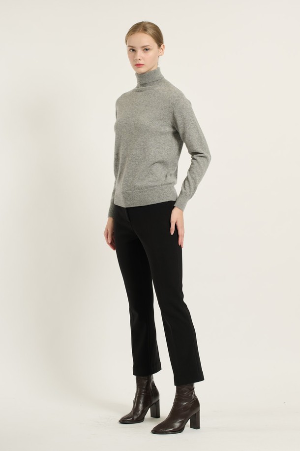 [25WT] 캐시미어 풀오버 - MULTI M GRAY B5DAK31997는 부드러운 촉감의 캐시미어 소재로 제작된 여성용 터틀넥 풀오버입니다. 가을, 겨울 시즌에 어울리는 레귤러 핏의 긴소매 디자인으로, 일상, 출근룩, 모임룩 등 다양한 TPO에 활용할 수 있습니다. 심플, 베이직, 모던, 캐주얼 스타일을 아우르는 무지 패턴의 멀티 M 그레이 컬러가 특징입니다. 레귤러 기장으로, 클래식, 미니멀, 캐주얼 스타일에 모두 잘 어울립니다. 하이넥 디자인으로도 연출이 가능합니다.
