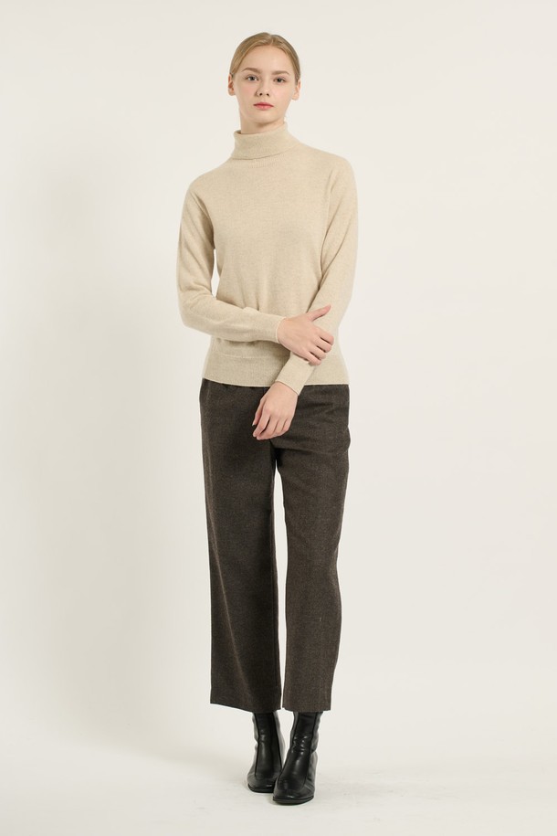 [25WT] 캐시미어 풀오버 - LIGHT BEIGE B5DAK31971는 여성용 상의 니트/스웨터 카테고리의 제품으로, 가을과 겨울에 착용하기 좋습니다. 라이트 베이지 색상의 캐시미어 소재로 제작되었으며, 부드러운 촉감과 보온성을 제공합니다. 터틀넥 디자인에 긴 소매, 레귤러핏으로 제작되었으며, 리브드 디자인이 특징입니다. 클래식, 캐주얼, 베이직, 모던 스타일을 모두 아우르며 출근룩, 오피스룩, 모임룩에 활용하기 좋습니다.
