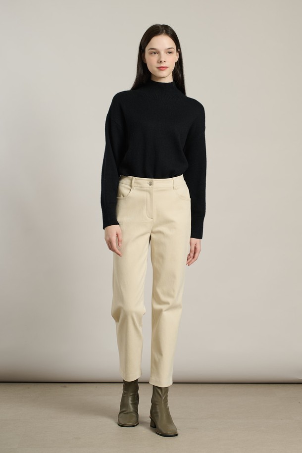 따뜻하고 포근한 겨울을 위한 [25WT] 기모 일자 플론 팬츠입니다. 부드러운 촉감과 슬림핏으로 편안하면서도 세련된 스타일을 연출합니다. 라이트 베이지 컬러의 무지 디자인으로 어떤 상의에도 잘 어울려 데일리룩으로 활용하기 좋습니다. 면, 폴리우레탄, 기모, 레이온 혼방 소재로 제작되어 보온성이 뛰어나고, 두꺼운 두께감으로 추운 날씨에도 끄떡없습니다. 일상 속 캐주얼 스타일을 완성해 보세요.
