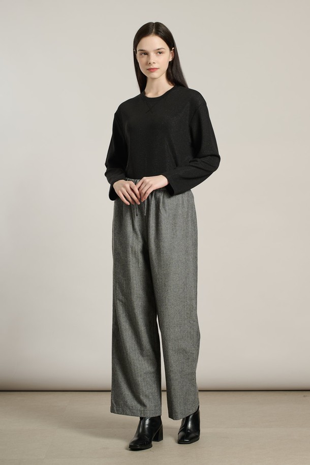 [25WT] 헤링본 스트링 팬츠 - M GRAY A5W9P30916는 여성용 헤링본 스트링 팬츠입니다. 가을, 겨울 시즌에 어울리며, M GRAY와 BROWN 두 가지 색상으로 제공됩니다. 일상, 오피스, 캐주얼 등 다양한 TPO에 활용 가능하며, 클래식, 캐주얼, 모던, 베이직 스타일을 연출할 수 있습니다. 루즈핏, 여유로운 핏의 와이드, 스트레이트, 일자핏 디자인으로 편안한 착용감을 선사합니다. 허리 밴딩과 스트링 디테일로 편의성을 더했으며, 부드러운 폴리에스테르와 모 소재로 제작되었습니다.
