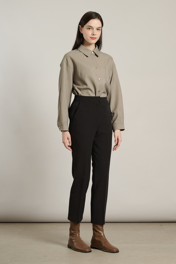 세련된 무드의 여성 분또 슬림 팬츠입니다. 일상룩과 오피스룩 모두 소화 가능한 활용도 높은 아이템으로, 모던, 컨템포러리, 캐주얼, 심플, 클래식, 우아한 스타일을 연출할 수 있습니다. 부드러운 촉감의 폴리에스테르, 레이온, 폴리우레탄 혼방 소재로 제작되어 편안한 착용감을 선사하며, 슬림핏과 일자핏으로 다리 라인을 더욱 돋보이게 합니다. 신축성과 형태 유지 기능으로 활동성을 높였으며, 블랙 컬러의 무지 디자인으로 어떤 상의와도 쉽게 매치할 수 있습니다. 출근룩으로도 손색없는 세련된 스타일을 완성해 보세요.
