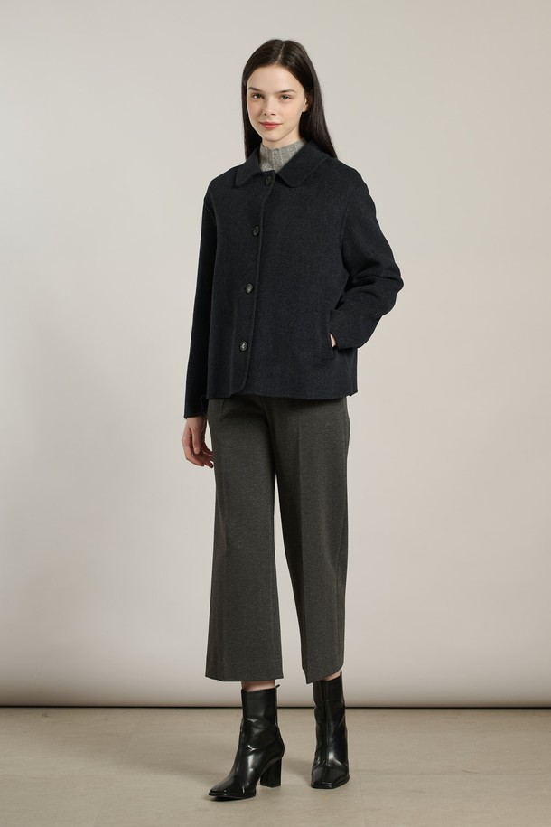 [25WT] 울캐시미어 핸드메이드 자켓 DARK NAVY A5WAJ12756는 여성 고객을 위한 아우터 카테고리의 자켓입니다. Dark Navy, 즉 짙은 네이비 컬러의 무지 디자인으로, 일상과 캐주얼 스타일에 모두 잘 어울립니다. 가을과 겨울에 착용하기 적합하며, 세련되고 차분한 무드를 연출합니다. 핸드메이드 방식으로 제작되어 부드러운 촉감과 포근함을 선사하며, 레귤러 핏과 싱글 버튼 여밈, 긴 소매 기장이 특징입니다. 오피스룩, 출근룩, 모임룩 등 다양한 TPO에 클래식, 미니멀, 시크한 스타일을 더해줍니다.
