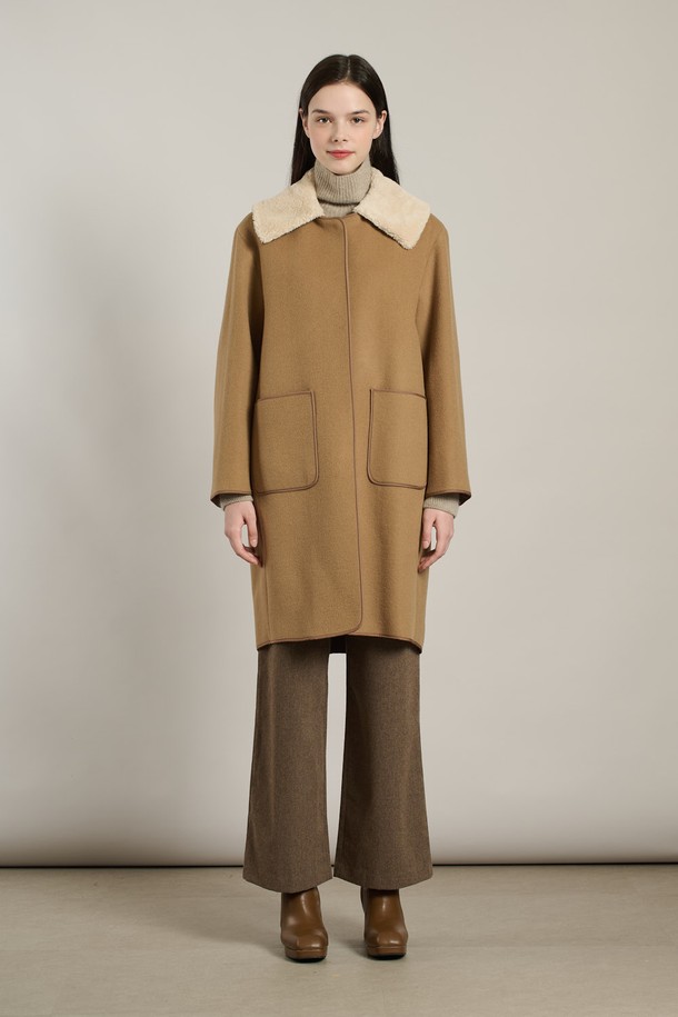 [25WT] 양털 카라 코트 - M BEIGE A5WBH84272는 여성용 아우터 코트입니다. M BEIGE(베이지) 컬러의 무지 디자인으로, 겨울철 일상과 출근룩에 모두 잘 어울립니다. 부드러운 촉감과 견고함이 느껴지는 모, 나일론 혼방 소재로 제작되었으며, 롱 기장에 루즈핏으로 편안하게 착용 가능합니다. 양털 카라와 스냅 버튼, 포켓 디테일이 돋보이는 싱글 코트로, 클래식, 모던, 캐주얼, 베이직 스타일을 모두 소화할 수 있습니다.
