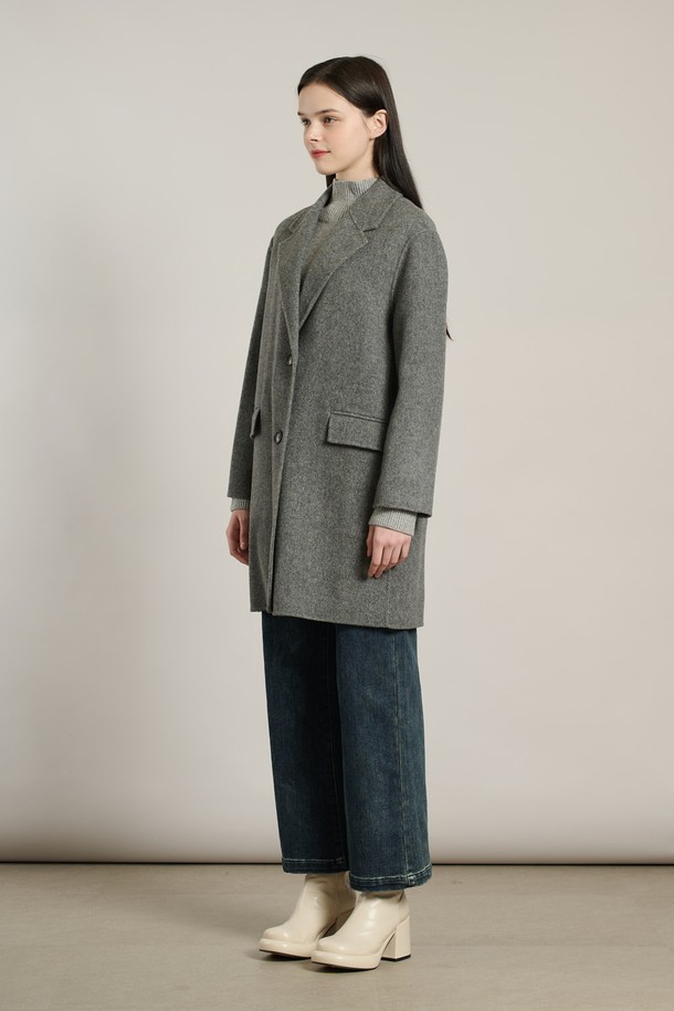 [25WT] 체크싱글 핸드메이드 코트 - CHARCOAL GRAY A5WAH81498는 여성스러운 실루엣을 연출하는 차콜 그레이 컬러의 핸드메이드 코트입니다. 울과 모 혼방 소재로 제작되어 부드러운 촉감과 뛰어난 보온성을 자랑하며, 가을/겨울 시즌에 착용하기 좋습니다. 미디엄 또는 하프 기장으로, 클래식, 베이직, 모던 스타일을 모두 소화하며, 싱글 버튼 여밈과 카라넥 디자인이 특징입니다. 레귤러핏 또는 루즈핏으로 편안하게 착용 가능하며, 체크 패턴이 세련된 포인트를 더합니다. 오피스룩, 출근룩, 모임룩 등 다양한 TPO에 활용하여 시크하고 미니멀한 스타일을 연출해보세요.
