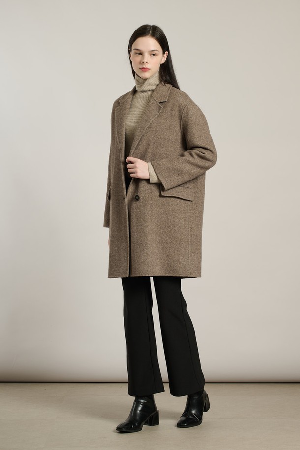 **[25WT] 체크 싱글 핸드메이드 코트 - BROWN A5WAH81474**

세련된 브라운 컬러의 여성용 체크 싱글 핸드메이드 코트입니다. 가을, 겨울 시즌에 어울리는 두꺼운 두께감으로 따뜻하게 착용할 수 있으며, 모, 나일론, 울 혼방 소재로 제작되어 부드러운 촉감을 선사합니다. 롱 또는 미디엄 기장의 코트로, 라펠 디테일과 긴 소매가 클래식하고 모던한 스타일을 연출합니다. 오피스룩, 모임룩, 데이트룩 등 다양한 TPO에 활용 가능하며, 미니멀하고 시크한 STYLE을 완성합니다. 레귤러 핏으로 편안하게 착용할 수 있는 베이직한 디자인의 코트입니다.
