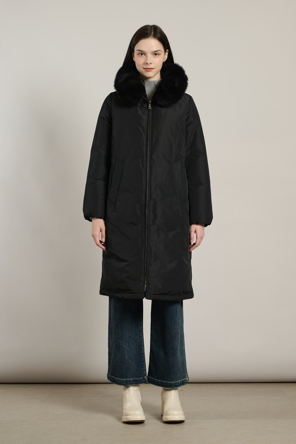 [25WT] 퍼카라 럭셔리다운 - BLACK A5WBF84799는 여성스러운 겨울 스타일을 완성하는 롱 기장의 다운 재킷입니다. 슬림핏 디자인에 블랙과 다크 그레이 컬러로 모던하고 우아한 분위기를 연출합니다. 부드러운 촉감의 폴리에스테르 소재와 토끼, 여우 천연 모피 퍼 카라가 고급스러움을 더합니다. 집업 스타일이며, 퍼 카라는 분리 가능하여 다양한 스타일을 연출할 수 있습니다. 솜털 80%, 깃털 20%의 충전재로 보온성을 높여 오피스룩, 모임룩, 연말 모임룩 등 다양한 TPO에 활용 가능하며 클래식, 미니멀, 시크한 스타일을 즐기는 분들께 추천합니다.
