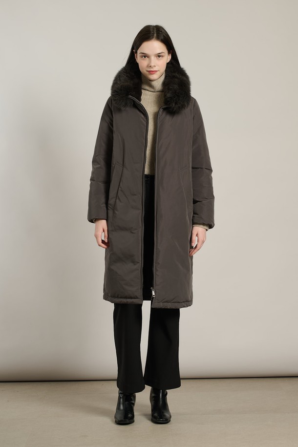 [25WT] 퍼카라 럭셔리다운 - DARK GRAY A5WBF84717는 여성 고객을 위한 롱 기장의 다운 점퍼입니다. 밍크, 여우털, 토끼털 등 고급 소재가 사용되었으며, 다크 그레이 및 블랙 컬러로 출시되었습니다. 루즈핏 디자인에 부드러운 촉감과 두꺼운 두께로 따뜻함을 더하며, 퍼 카라와 허리/아랫단 스트링 조절, 포켓 디테일이 특징입니다. 캐주얼, 미니멀한 스타일로 출근룩에 적합하며, 집업 여밈 방식과 긴 소매 기장으로 세련된 분위기를 연출합니다. 솜털 80%, 깃털 20%의 충전재를 사용하여 보온성을 높였습니다.
