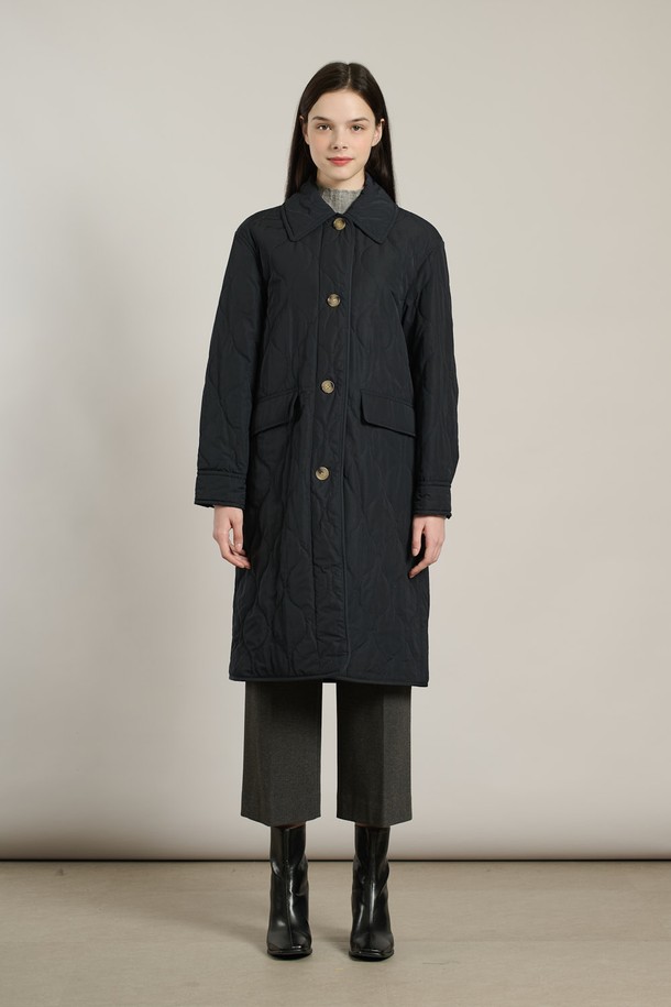 [25WT] 물결퀼팅 롱패딩점퍼 - DARK NAVY A5WAR12256는 여성용 롱패딩 점퍼로, 겨울철 일상, 캐주얼, 여행 등 다양한 상황에서 활용하기 좋습니다. 세련된, 클래식, 모던한 스타일을 연출하며, DARK NAVY 및 KHAKI 두 가지 색상으로 만나볼 수 있습니다. 물결 퀼팅, 넉넉한 기장감, 소매 및 힙 라인 디테일이 돋보이며, 레귤러핏으로 편안하게 착용 가능합니다. 폴리에스테르와 나일론 혼방 소재로 제작되어 두껍고 따뜻하며, 여행룩과 출근룩에 모두 잘 어울립니다.
