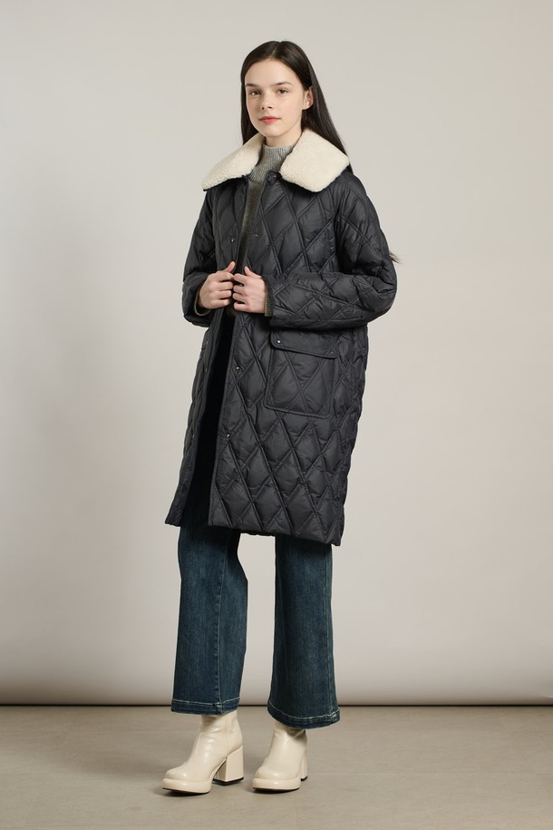 [25WT] 디테쳐블 카라 구스다운 - 다크 네이비 A5WAF81756는 여성스러운 스타일을 강조하는 겨울 아우터입니다. 다크 네이비와 카키 두 가지 색상으로 출시되었으며, 롱 기장의 레귤러핏으로 제작되었습니다. 부드러운 촉감의 폴리에스터, 아크릴, 거위 솜털, 깃털 소재를 사용하여 보온성을 높였으며, 다이아몬드 퀼팅과 탈부착 가능한 카라, 퍼(Fur) 디테일이 특징입니다. 캐주얼, 클래식, 모던 스타일을 모두 아우르며, 일상 및 여행룩에 활용하기 좋습니다. 싱글 버튼, 스냅, 지퍼 여밈 방식과 넉넉한 포켓 디자인으로 실용성을 더했습니다.
