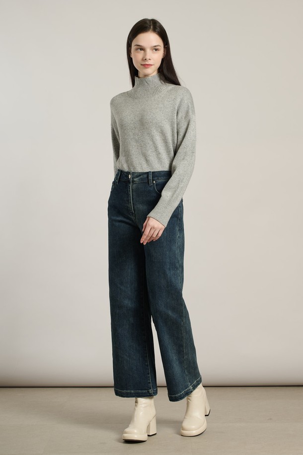 [25WT] 기모스판 와이드 데님 팬츠 - BLACK NAVY A5WAP35659는 여성용 데님 팬츠입니다. 블랙 네이비 컬러의 무지 디자인으로, 캐주얼 및 베이직 스타일을 연출하기 좋습니다. 두꺼운 두께감의 긴 기장 와이드 핏으로 제작되었으며, 면, 폴리에스터, 폴리우레탄, 스판덱스, 데님, 기모 소재를 사용하여 부드러운 촉감과 따뜻함을 느낄 수 있습니다. 허리 부분은 편안한 착용감을 제공하며, 포켓 디테일이 있습니다. 겨울철 일상복으로 활용하기에 적합합니다.
