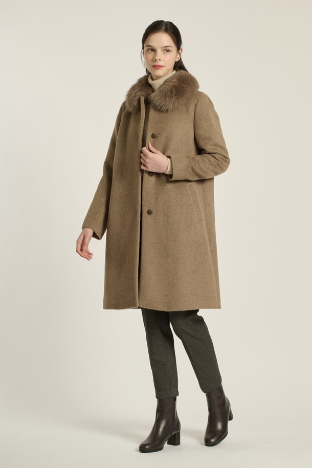 [25WT] 퍼카라 라마 코트 - DARK BEIGE B5DBH84273는 우아하고 세련된 스타일을 연출하는 여성 겨울 코트입니다. 부드러운 촉감의 라마 소재와 고급스러운 퍼 카라가 돋보이며, 일상 및 출근룩, 오피스룩에 적합합니다. 롱 기장과 싱글 버튼 디자인, 일자핏과 레귤러핏으로 클래식하고 미니멀한 무드를 선사합니다. 다크 베이지 컬러는 다양한 스타일에 매치하기 용이하며, 시크한 분위기를 더합니다. 긴 소매와 두꺼운 두께감으로 가을, 겨울 시즌 따뜻하게 착용할 수 있습니다.
