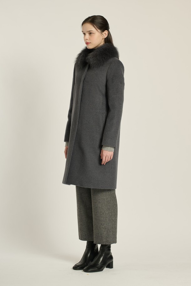 [25WT] 퍼카라 라마 코트 - DARK BLUE B5DBH84254는 겨울 시즌을 위한 여성 코트입니다. 다크 블루 색상의 무지 패턴으로 클래식, 우아함, 모던한 스타일을 연출합니다. 롱 또는 미디엄 기장의 레귤러 핏 싱글 버튼 코트로, 부드러운 촉감의 라마, 모, 폴리에스터, 폴리우레탄, 천연모피 혼방 소재로 제작되었습니다. 퍼 카라는 탈부착이 가능하며, 안쪽 포켓이 있어 실용성을 더했습니다. 오피스룩, 모임룩, 연말 모임룩에 시크하고 미니멀한 스타일로 코디하기 좋습니다.
