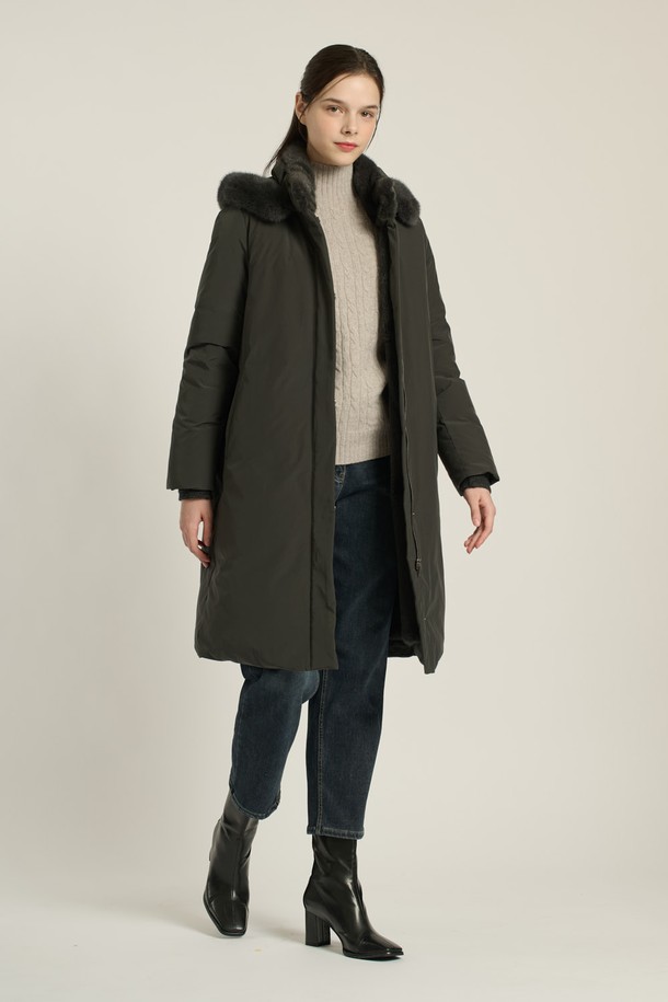 [25WT] 퍼 카라 후드 구스다운은 여성용 점퍼로, 롱 기장의 슬림핏 디자인이 특징입니다. DARK GRAY와 BLACK 두 가지 색상으로 제공되며, 퀄팅 무늬가 돋보이는 모던하고 우아한 스타일을 연출합니다. 겉감은 부드러운 촉감의 폴리에스터, 모, 나일론, 캐시미어, 밍크 소재를 사용했으며, 안감은 구스다운 충전재로 채워져 뛰어난 보온성을 자랑합니다. 지퍼와 스냅으로 여밀 수 있으며, 후드와 퍼 카라 디테일이 고급스러움을 더합니다. 출근룩, 오피스룩, 모임룩 등 다양한 TPO에 활용 가능한 겨울철 필수 아우터입니다.
