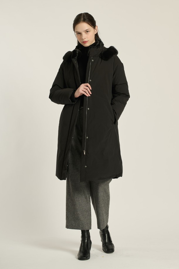 [25WT] 퍼 카라 후드 구스다운은 여성 겨울철 패션을 위한 완벽한 선택입니다. 블랙과 다크 그레이 두 가지 색상으로 출시되어 출근룩, 모임룩 등 다양한 TPO에 활용할 수 있습니다. 우아하고 클래식한 스타일을 연출하며, 캐주얼한 분위기까지 더해져 미니멀, 클래식, 캐주얼 스타일을 선호하는 분들께 추천합니다. 밍크, 캐시미어, 모, 폴리에스테르, 나일론 등 고급 소재와 구스다운 충전재, 천연모피 안감, 퍼 카라, 후드의 조합으로 뛰어난 보온성과 부드러운 촉감을 제공합니다. 미디엄 기장의 레귤러핏으로 지퍼와 싱글 버튼 여밈 방식을 갖춘 긴소매 점퍼입니다.
