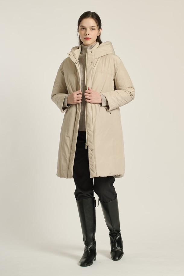 [25WT] 니트넥 후드 구스다운은 여성용 아우터로, 겨울철 출근룩에 적합한 구스다운 점퍼입니다. 롱 기장의 레귤러핏으로, LIGHT BEIGE와 M BROWN 두 가지 컬러로 제공됩니다. 부드러운 촉감의 폴리에스테르, 모, 나일론, 야크 혼방 소재에, 두꺼운 두께감으로 보온성을 높였습니다. 니트넥 후드 디자인과 지퍼 및 스냅 여밈 방식, 무지 패턴이 심플하고 세련된, 미니멀하고 클래식한 스타일을 연출합니다. 긴 소매 기장과 구스다운 충전재로 따뜻함을 더했습니다.
