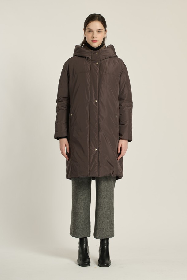 [25WT] 니트넥 후드 구스다운 - M BROWN (B5DAF83679)은 여성스러운 겨울 스타일을 완성하는 필수 아우터입니다. 보온성이 뛰어난 구스다운 충전재(솜털 80%, 깃털 20%)와 두꺼운 두께감으로 추운 날씨에도 따뜻하게 착용할 수 있습니다. 롱 기장에 레귤러 핏으로, 캐주얼, 미니멀, 클래식 무드를 모두 소화하며, 여행룩과 출근룩 등 다양한 TPO에 활용 가능합니다. M BROWN, LIGHT BEIGE 두 가지 컬러로 출시되었으며, 니트넥과 울 배색 디테일이 돋보이는 디자인입니다. 지퍼와 스냅으로 여밈 방식을 제공하며, 부드러운 촉감과 긴 소매 기장이 특징입니다.
