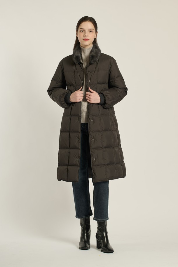 [25WT] 밍크 트리밍 구스다운은 여성용 아우터로, 다크 그레이와 브라운 두 가지 색상으로 출시되었습니다. 롱 기장의 다운 코트로, 겨울철 여행룩과 출근룩에 모두 잘 어울립니다. 부드러운 촉감의 밍크 트리밍이 우아함과 고급스러움을 더하며, 퀄팅 무늬와 레귤러핏으로 모던하고 캐주얼한 스타일을 연출합니다. 폴리에스테르, 나일론, 모, 밍크, 솜털, 깃털 등 다양한 소재로 제작되었으며, 두꺼운 두께감과 긴 소매, 스냅 여밈 방식이 특징입니다. 보온성과 경량성을 갖춰 편안하게 착용할 수 있습니다.
