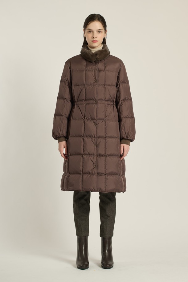 [25WT] 밍크 트리밍 구스다운은 여성용 겨울 아우터로, 우아하고 클래식한 스타일을 연출합니다. 부드러운 촉감의 롱 기장 퀄팅 디자인으로, 브라운과 다크 그레이 두 가지 컬러로 만나볼 수 있습니다. 밍크 트리밍과 구스다운 충전재가 고급스러움과 보온성을 동시에 선사하며, 스냅 여밈 방식으로 간편하게 착용 가능합니다. 출근룩, 모임룩, 연말 모임룩 등 다양한 TPO에 활용 가능하며, 미니멀하고 시크한 스타일을 완성합니다.
