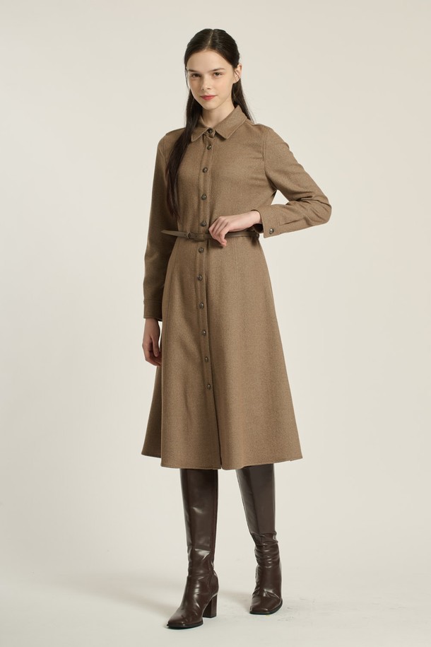 세련된 무드의 여성 셔츠 카라 벨티드 원피스입니다. M BEIGE 컬러와 블랙 컬러로 출시되었으며, 부드러운 촉감의 모, 울, 레이온, 폴리에스테르, 나일론, 폴리우레탄 혼방 소재로 제작되었습니다. 허리 벨트와 싱글 버튼, A라인 스커트, 롱 & 맥시 기장으로 우아하고 모던한 스타일을 연출합니다. 안감이 있어 편안하게 착용 가능하며, 오피스룩, 하객룩, 모임룩 등 다양한 TPO에 활용 가능합니다. 클래식하고 미니멀한 디자인으로, 겨울철 세련된 스타일을 완성해 보세요.
