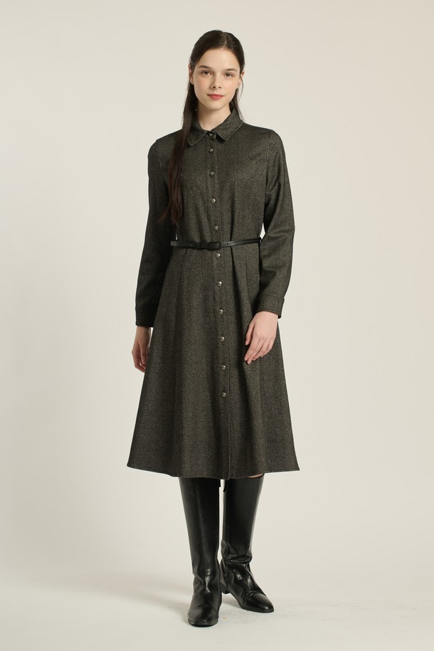 [25WT] 셔츠 카라 벨티드 원피스 - BLACK B5DAO62199는 여성스러운 실루엣을 연출하는 셔츠 카라 원피스입니다. 모, 레이온, 폴리에스터, 나일론, 폴리우레탄 혼방 소재로 제작되어 부드러운 촉감을 선사하며, 가을, 겨울 시즌에 적합합니다. 허리 벨트로 라인을 잡아 우아하고 세련된 스타일을 완성하며, 롱스커트와 A라인, 플레어 핏으로 다양한 분위기를 연출할 수 있습니다. 카라넥과 긴 소매 디자인은 클래식하면서도 모던한 느낌을 주어 오피스룩, 모임룩에 활용하기 좋습니다. 블랙 컬러의 무지 디자인으로, 미니멀, 시크한 스타일을 선호하는 분들께 추천합니다.
