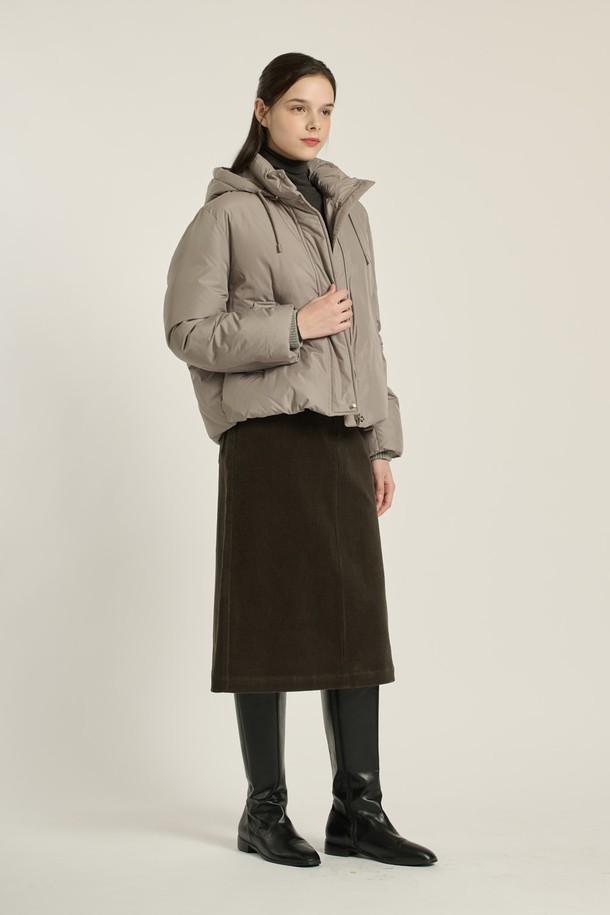 [25WT] 구스다운 드로우스트링 후드 점퍼 - LIGHT KHAKI B5D9F80881는 여성용 아우터, 점퍼입니다. 캐주얼, 세련된, 고급스러운, 감각적인 스타일을 추구하며, 일상과 여행에 모두 활용 가능한 숏 기장의 겨울 점퍼입니다. 라이트 카키와 다크 브라운 두 가지 색상으로 제공되며, 부드러운 촉감의 폴리에스터, 구스다운, 모, 나일론 소재를 사용하여 두꺼운 두께감과 높은 보온성을 자랑합니다. 후드와 드로우스트링, 그리고 은은한 광택감이 돋보이는 디자인으로, 여행룩에 훌륭하게 어울립니다.
