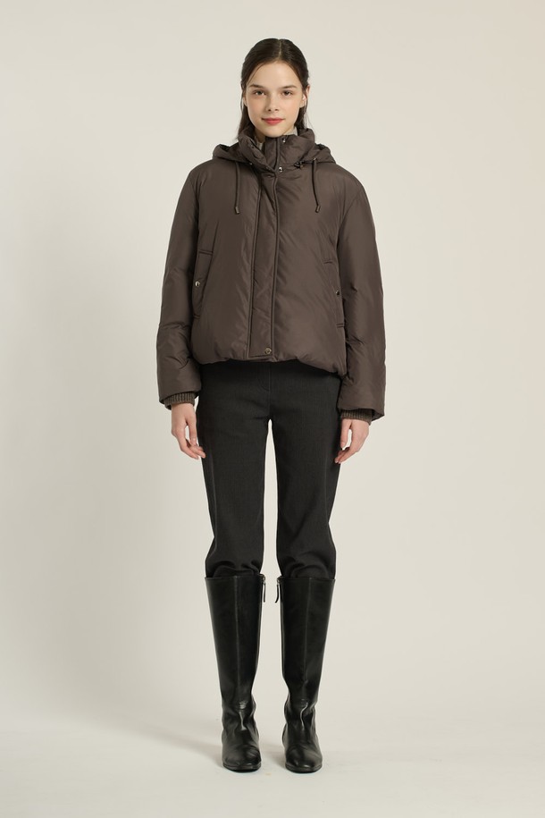 [25WT] 구스다운 드로우스트링 후드 점퍼 - DARK BROWN (다크 브라운) B5D9F80875는 겨울철 출근룩을 위한 여성용 점퍼입니다. 부드러운 촉감의 폴리에스테르, 모, 나일론 혼방 소재로 제작되었으며, 숏 기장의 레귤러핏 또는 루즈핏으로 편안하게 착용할 수 있습니다. 다크 브라운과 라이트 카키 두 가지 색상으로 제공되며, 무지 또는 배색 디자인에 지퍼와 단추로 여밀 수 있습니다. 후드, 드로우스트링, 구스다운 충전재, 방풍 기능으로 보온성을 높였으며, 클래식, 미니멀, 캐주얼, 우아한 스타일을 연출할 수 있습니다.
