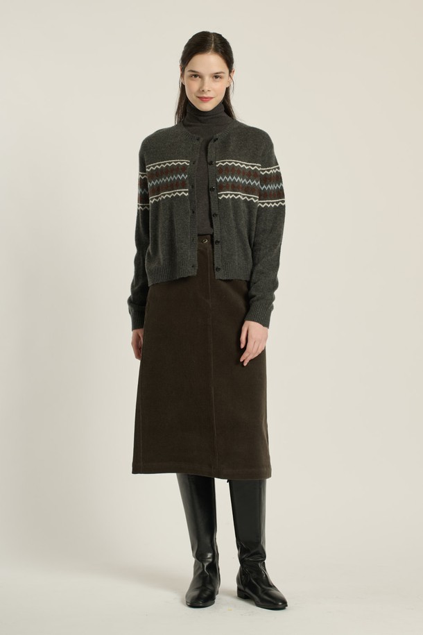 [25WT] 다이아 페어아일 가디건 - 차콜 그레이 B5DAK12598는 여성 의류로, 차콜 그레이 및 M 그레이 컬러의 라운드 넥, 레귤러 핏 가디건입니다. 봄, 가을, 겨울, 간절기에 착용 가능하며, 클래식, 캐주얼, 우아한 스타일을 연출할 수 있습니다. 모, 나일론, 라이오셀, 알파카 혼방 소재로 부드럽고 포근한 촉감을 선사하며, 페어아일과 다이아몬드 패턴이 돋보입니다. 싱글 버튼 여밈 방식에 긴소매 기장의 레귤러핏 가디건으로, 출근룩과 모임룩, 클래식, 캐주얼, 미니멀한 스타일 연출에 적합합니다.
