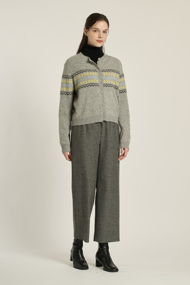 [25WT] 다이아 페어아일 가디건 - M GRAY B5DAK12516은 여성 의류 니트/스웨터 카테고리에 속하는 레귤러핏 가디건입니다. M GRAY 및 CHARCOAL GRAY 두 가지 색상으로 제공되며, 가을, 겨울에 착용하기 좋습니다. 모, 나일론, 라이오셀, 알파카 혼방 소재로 제작되어 부드러운 촉감을 선사하며, 라운드넥에 긴소매, 두꺼운 두께감으로 따뜻함을 더합니다. 다이아, 페어아일 패턴이 돋보이는 클래식, 캐주얼, 미니멀 스타일의 가디건으로 모임룩, 출근룩에 활용하기 좋습니다.
