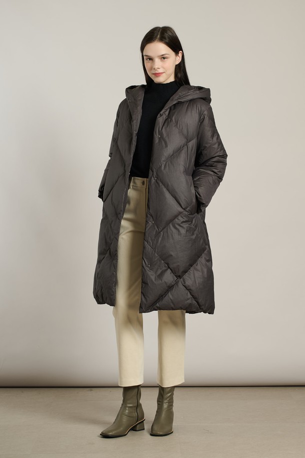 [25WT] 빅다이아 퀼팅다운 DARK GRAY A5WAF82417는 여성용 겨울 아우터 점퍼입니다. 롱 기장의 루즈핏으로, 여행룩과 캠핑룩에 어울리는 캐주얼, 미니멀, 클래식 스타일을 연출할 수 있습니다. 톤 다운된 다크 그레이 컬러와 부드러운 촉감의 나일론, 폴리에스터 혼방 소재로 제작되었으며, 두꺼운 두께감으로 보온성을 높였습니다. 빅다이아 퀼팅 디자인과 후드, 거위털 충전재, 스냅 여밈 방식이 특징입니다. 
