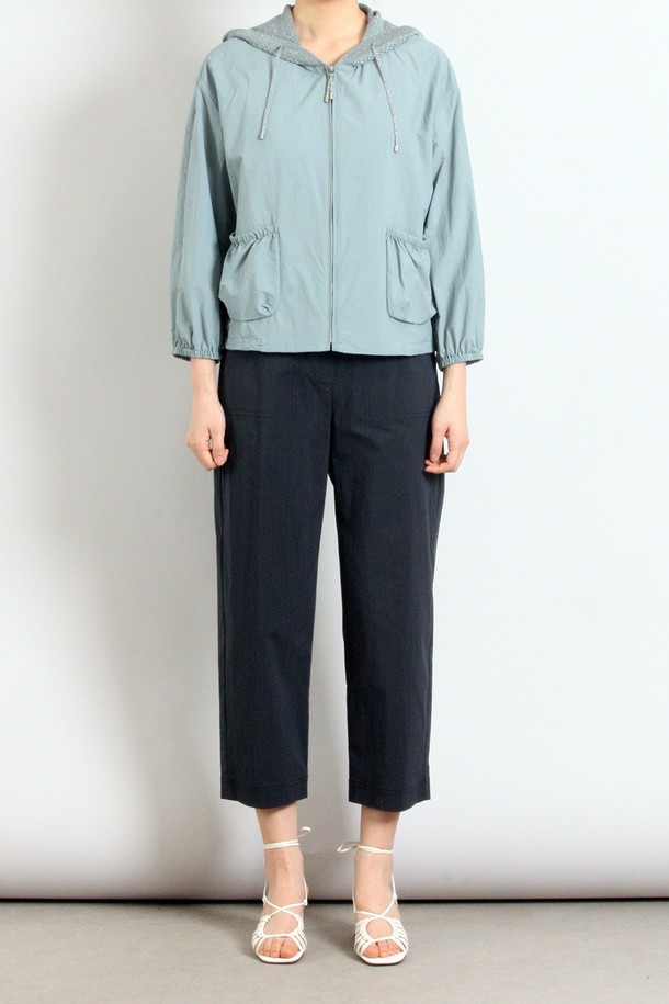 [25SU] 니트 후드 점퍼는 가벼운 착용감의 여성용 아우터로, 일상에서 캐주얼하고 베이직한 스타일을 연출하기에 좋습니다. 얇은 두께의 나일론, 레이온 혼방 소재로 제작되었으며, 부드러운 촉감을 자랑합니다. LIGHT BLUE 색상에 후드 스트링 조절, 아웃 포켓 스트링, 매끄러운 지퍼 디테일까지 더해진 긴소매 레귤러핏 니트 후드 점퍼입니다.
