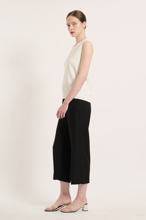 BCBG - 니트/가디건 - [25SU] 라운드넥 니트 슬리브리스 - OFF WHITE B5M3K37112