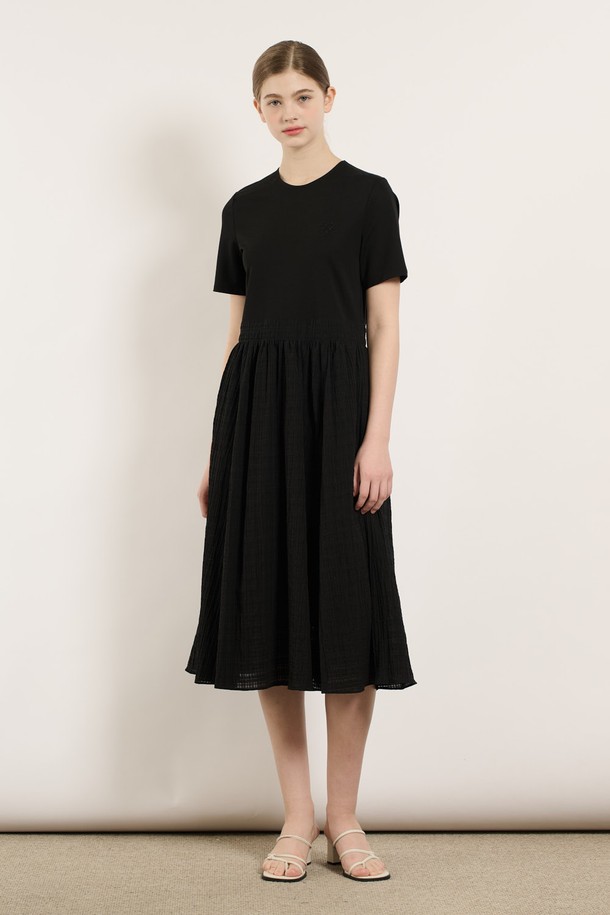 [25SU] 반팔 세트 원피스 - BLACK B5M3O60399는 여름철 일상과 데일리룩에 모두 잘 어울리는 여성용 반팔 원피스입니다. 부드러운 레이온, 폴리에스터, 나일론, 면 혼방 소재로 제작되었으며, 얇은 두께와 A라인 플레어핏으로 우아하고 세련된 무드를 연출합니다. 허리 셔링 디테일과 다리가 길어 보이는 실루엣이 돋보이며, 세트로 구성되어 활용도를 높였습니다.
