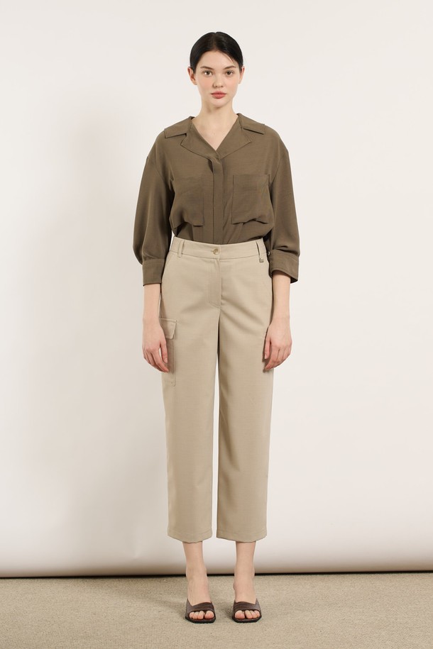 [25SU] 사이드 포켓 스트레이트 팬츠 - M BEIGE는 부드러운 촉감과 여유로운 핏으로 편안하게 착용 가능한 여성용 스트레이트 팬츠입니다. M BEIGE와 NAVY 두 가지 색상으로 출시되었으며, 여름철 일상복으로 활용하기 좋습니다. 사이드 포켓 디테일이 돋보이며 다리 라인을 길어 보이게 연출하여 다양한 체형에 잘 어울립니다.
