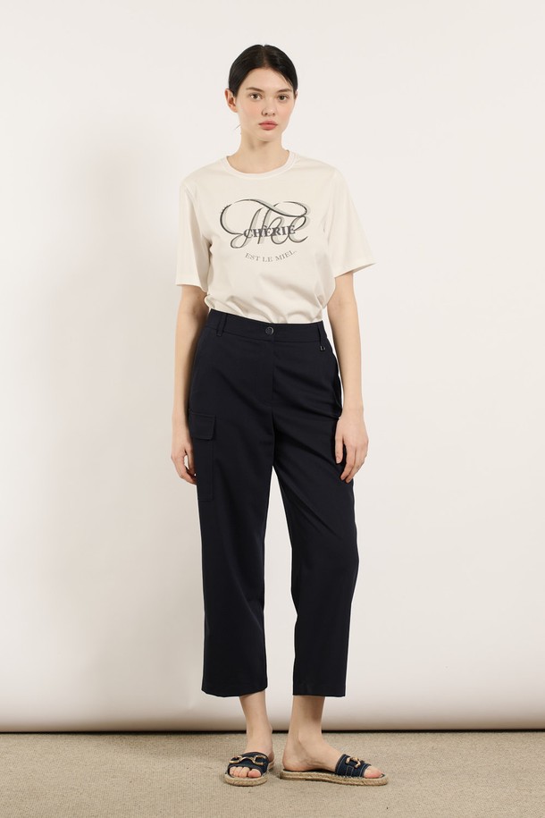 [25SU] 사이드 포켓 스트레이트 팬츠 - NAVY B5M4P33455는 부드러운 촉감과 뛰어난 형태 유지력을 자랑하는 여성용 스트레이트핏 팬츠입니다. 폴리에스터, 레이온, 폴리우레탄, 아크릴, 모 혼방 소재로 제작되어 편안한 착용감을 선사하며, 데일리, 캐주얼, 세미캐주얼 등 다양한 스타일에 활용하기 좋습니다. 양쪽 사이드 포켓 디테일과 세련된 실루엣이 돋보이는 베이직한 디자인으로, 여름 시즌에 시원하게 즐길 수 있는 긴 기장의 네이비 색상 팬츠입니다.
