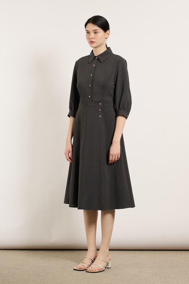 [25SU] 버튼 포인트 포멀 원피스 - CHARCOAL GRAY B5M4O63498은 차콜 그레이 색상의 폴리에스터 소재 포멀 원피스입니다. 7부 소매에 차이나칼라 디자인, A라인 치마, 버튼 디테일이 돋보이며, 어깨선과 허리 라인을 강조하여 클래식하고 포멀한 무드를 연출합니다. 얇은 두께감과 안감으로 여름철 오피스룩, 하객패션, 격식 있는 자리에 적합합니다.
