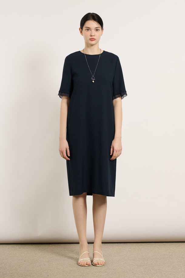 [25SU] 쉬어 소매 스트레이트 원피스는 네이비 색상의 폴리에스터 소재로 제작되었으며, 여름 시즌에 어울리는 여성용 스트레이트 원피스입니다. 우아하고 세련된 무드를 연출하며, 쉬어 소매 디테일과 깔끔한 실루엣이 특징입니다. 격식 있는 모임이나 데일리룩으로 활용하기 좋고, 라운드넥 디자인에 안감이 있어 편안하게 착용할 수 있습니다.
