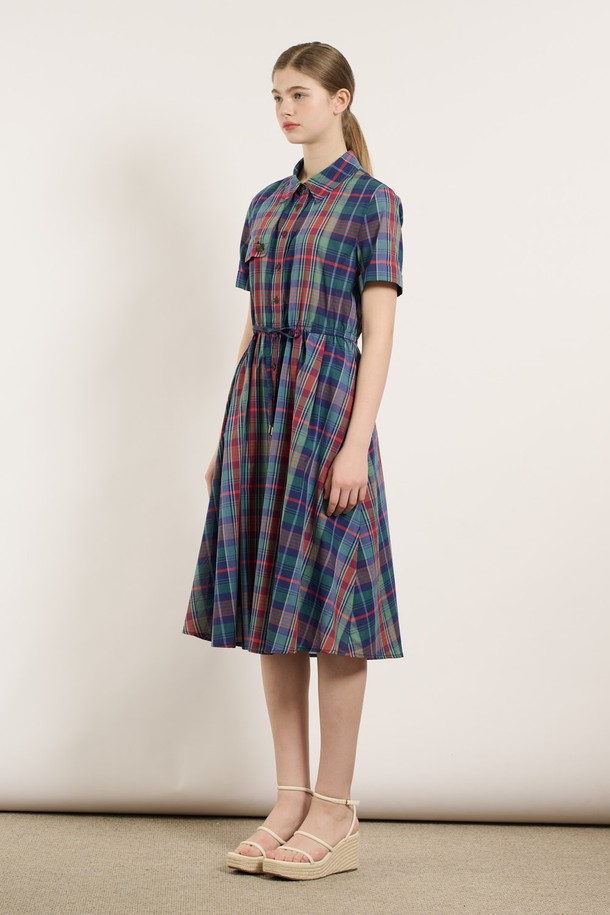 [25SU] 스트링 체크 반소매 원피스 - GREEN 색상으로, 세련되고 자연스러운 무드를 연출합니다. 면 소재의 체크 패턴이 돋보이며, 허리 스트링 디테일과 무릎 아래 기장으로 잘록한 핏을 선사하는 여성용 반소매 원피스입니다. 칼라 네크라인과 소매 끝단 버튼, 안감 디자인으로 일상 또는 특별한 자리에도 잘 어울립니다.
